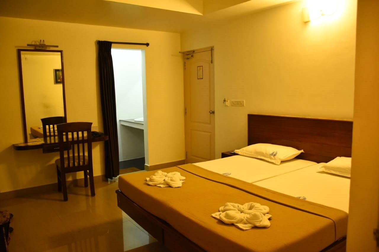 Hotel Palacial Pondi Puducherry Exterior foto