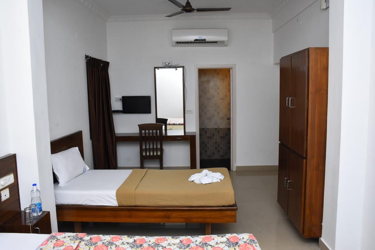 Hotel Palacial Pondi Puducherry Exterior foto